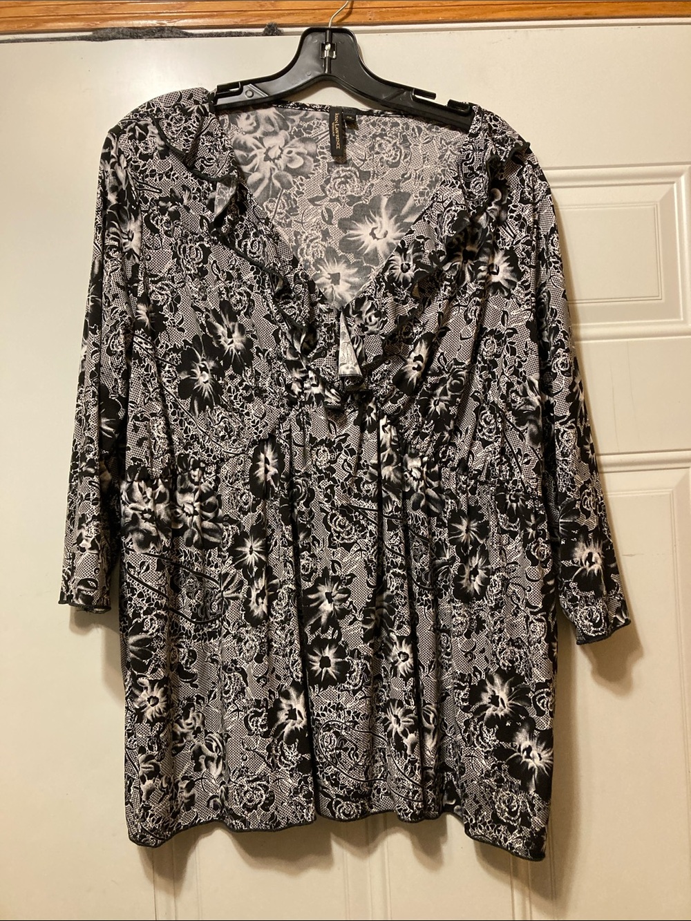 Susan Lawrence Black & White Floral V-Neck‎ Tunic 2X